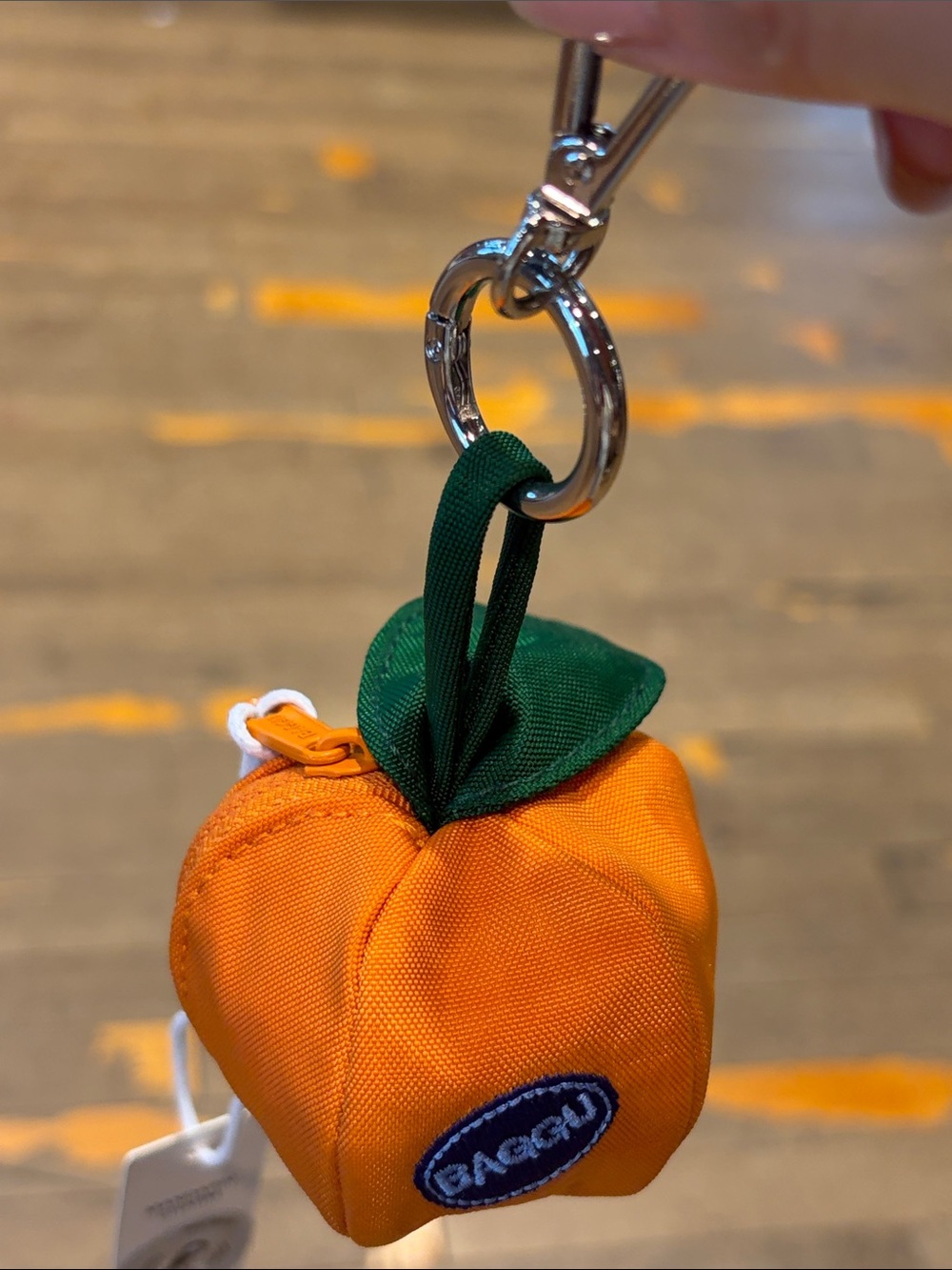 UO Baggu x Mandarin Charm BAGGU ORANGE BAG CHARM - Picture 4 of 8